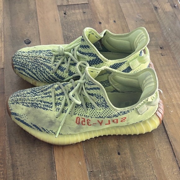 Adidas Yeezy Boost 350 V2 sneakers in the "Semi Frozen Yellow" colorway - Picture 3 of 8